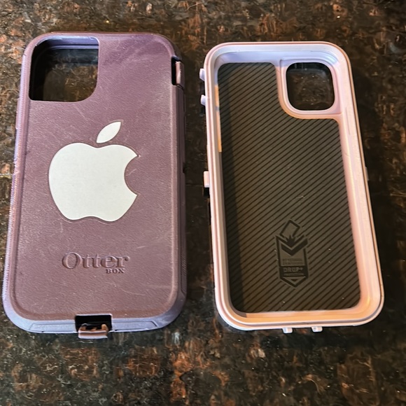 EUC with box. Includes two piece inner shell, rubber outer shell & belt clip. - Picture 2 of 3